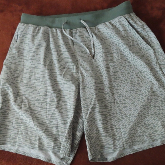 Rabbit Men's Lined Running Shorts green geometric print (32x7) - Picture 1 of 4